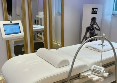 Behandlungsraum mit Behandlungsliege des Body beauty-form Studios in München
