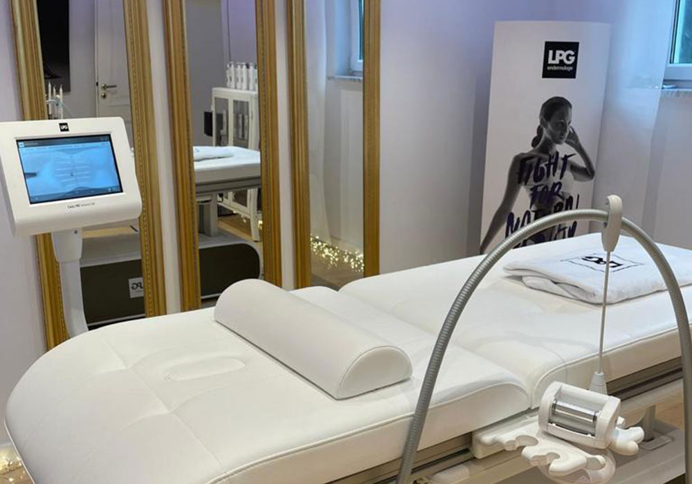 Behandlungsraum mit Behandlungsliege des Body beauty-form Studios in München aus einem anderen Blickwinkel